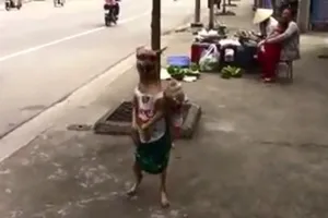 Clip: Chú chó đi dạo phố bằng... 2 chân