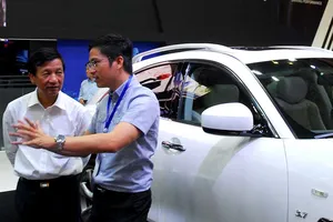 Ô tô đã đắt còn lo gánh thêm thuế