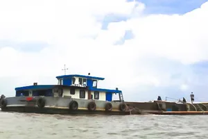 Ngang nhiên khai thác cát trước mặt công an