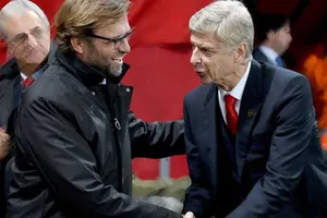 HLV Klopp cười ngạo nghễ, ông Wenger cúi đầu