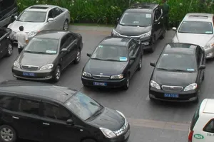 Cấm xài ô tô biếu tặng vượt chuẩn