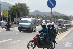 Nơi người đi xe máy không đội mũ bảo hiểm