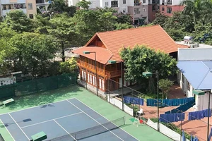 Nhà sàn cùng sân tennis ‘mọc’ trong trường học