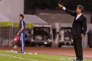 HLV Hoàng Anh Tuấn ‘nắn gân’ đồng nghiệp