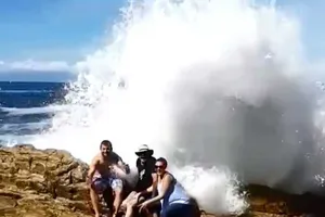 Clip: Những tai nạn 'khó đỡ' khi dạo chơi trên biển