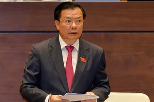 Nhận ‘quà’ xe sang gây bức xúc dư luận