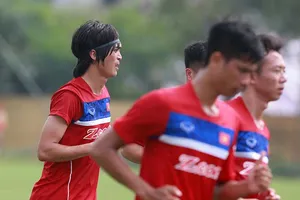 HLV Hoàng Anh Tuấn khó xử với quân bầu Đức 