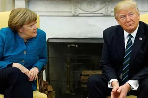 Ông Trump ‘khẩu chiến’ với bà Merkel