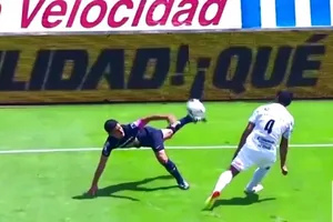 Những pha 'làm xiếc' trong bóng đá