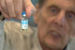 Giá thuốc trên trời, dân Mỹ ‘vượt biển’ trị ung thư