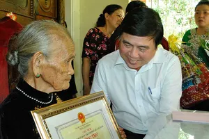 Lãnh đạo TP.HCM thăm các cụ cao tuổi