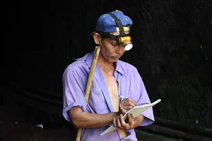 Người gác hầm dưới chân đèo Hải Vân