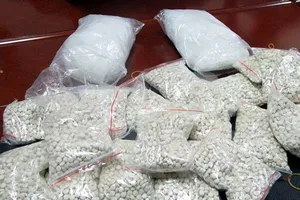 1 giáo viên bị bắt với 16 bánh heroin