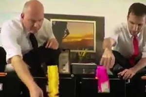 Nhân viên văn phòng sáng tạo với giấy ghi chú