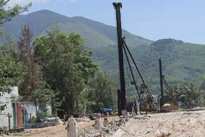 Hàng trăm nhà dân bị nứt do thi công kè biển