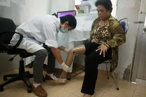 Bạn đọc đưa bà Đào đi làm chân mới