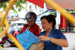 Người Sài Gòn nỗ lực ‘giải cứu’ bí đỏ 
