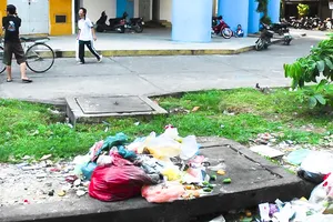 Hàng loạt hố ga thoát nước bị ‘bức tử’