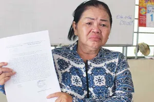 Xô xát tại tòa, mất dây chuyền vàng