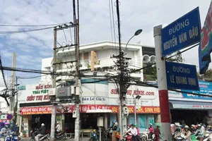 Buồn vui xóm Lách, xóm Gà...