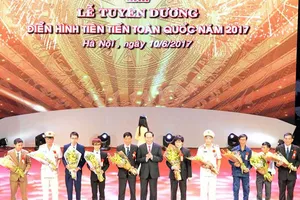 Long trọng lễ tuyên dương điển hình toàn quốc 2017