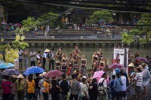 Người Cơ Tu lần đầu diễn ở phố cổ Hội An 