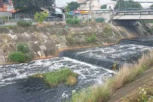 Kênh Ba Bò đen ngòm, bốc mùi nồng nặc