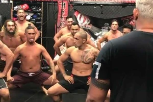 Võ sĩ MMA khởi động bằng vũ điệu độc đáo