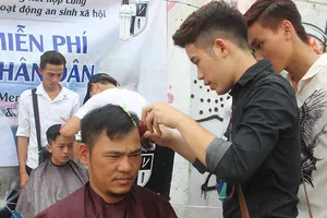 Tiệm cắt tóc 0 đồng ngay bãi đất hoang