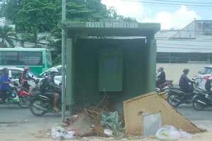 Rác vây trạm xe buýt giữa trung tâm thành phố