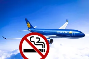 Cấm bay 2 người lén hút thuốc