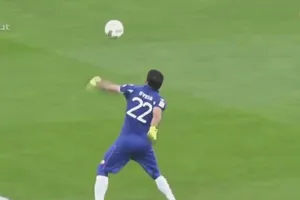 Thủ môn trình diễn kỹ năng phát bóng lạ mắt