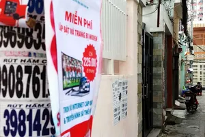 Vừa sơn nhà xong, bị tờ rơi quảng cáo dán đầy tường