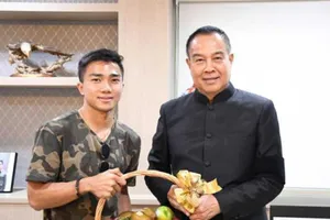 Chủ tịch LĐBĐ Thái tiễn ‘Messi Thái’ sang Nhật thi đấu