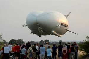 Máy bay lớn nhất thế giới lên tới độ cao gần 1.200m