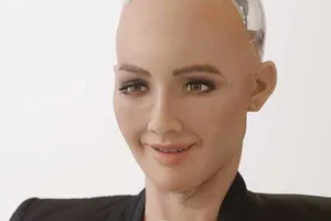 Robot xinh đẹp mỉa mai Tổng thống Trump