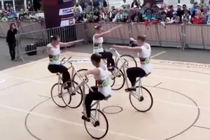 4 cô gái trình diễn xe đạp 1 bánh đẹp mắt