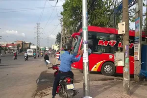 Luật có rồi, sao không xử người dán quảng cáo sai chỗ?