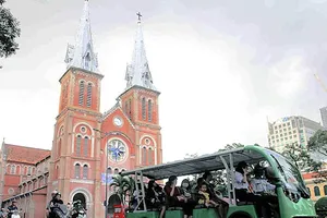 Thí điểm xe điện chở khách trong khu vực hạn chế