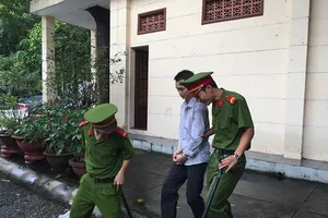 Nghi án xâm hại cháu: Đình chỉ tội hiếp dâm trẻ em