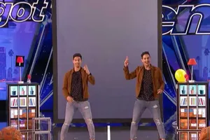 Cặp song sinh biểu diễn ảo thuật khuấy đảo sân khấu 