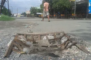 Nguy hiểm khi nắp đậy hố ga bị bể