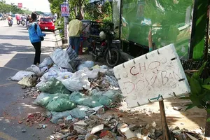 Hình ảnh phản cảm ở trạm xe buýt