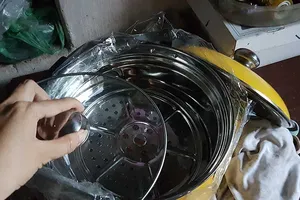 Hộ nghèo được ưu tiên mua hàng... giá cao (!)