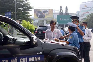 Xử phạt gần 100 vụ vi phạm của xe Uber, Grab