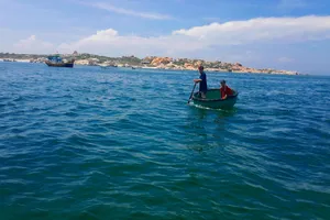 Bùn đổ xuống biển, làm sao hốt lên được?