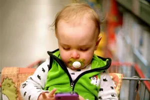 Điện thoại gây hại cho trẻ không khác ma túy 