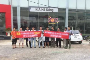 Căng băng rôn đòi đại lý ô tô giao xe