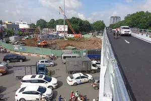 Có cầu vượt, đường vào sân bay vẫn… kẹt