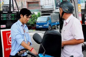 Dán tem cây xăng để trị gian lận 